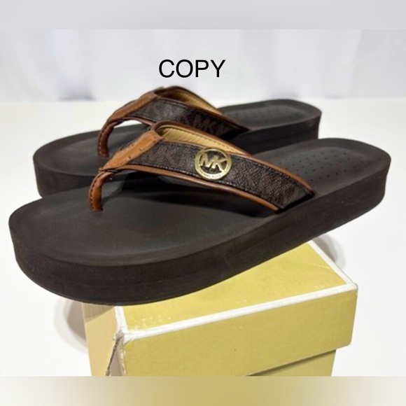 🟤MICHAEL KORS Brown Toe Thong Flip Flops w-Gold Plated Logo - Picture 1 of 8